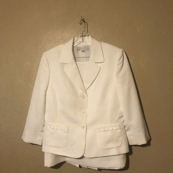 Tahari Dresses & Skirts - 🔥Drastic Price Drop🔥Tahari off white skirt suit